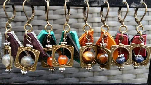 Boucles d'oreilles cuir et pierre.