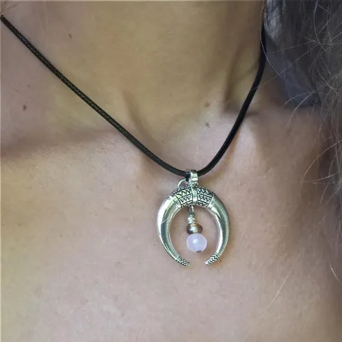 Collier Demi-Lune et Cordon noir