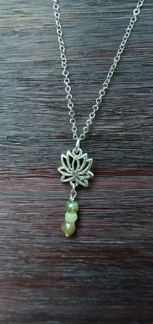 Collier Lotus et pierre