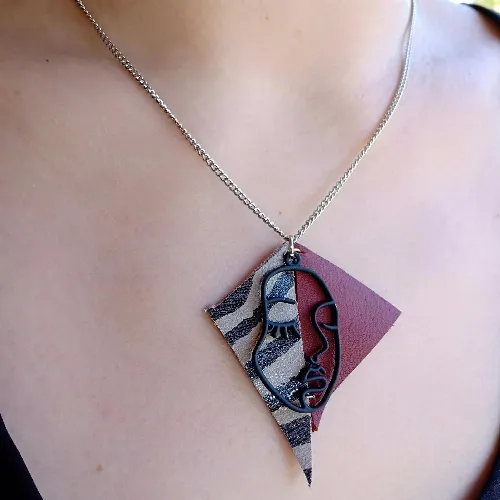 Collier Visage bordeaux et z&eacute;br&eacute;.