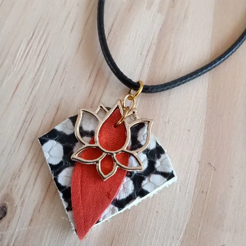 Collier Lotus cuir